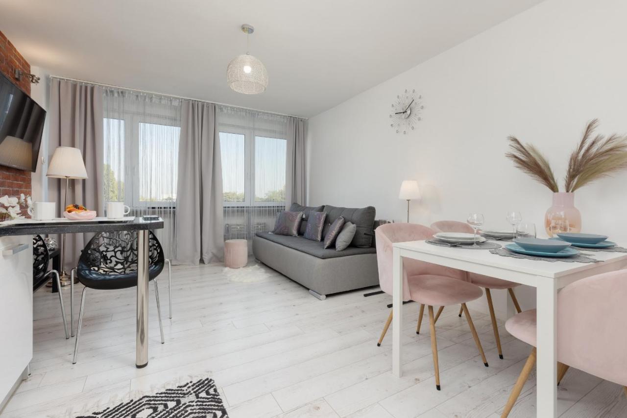 Apartment Bright & Cozy Near Metro Marymont By Renters *