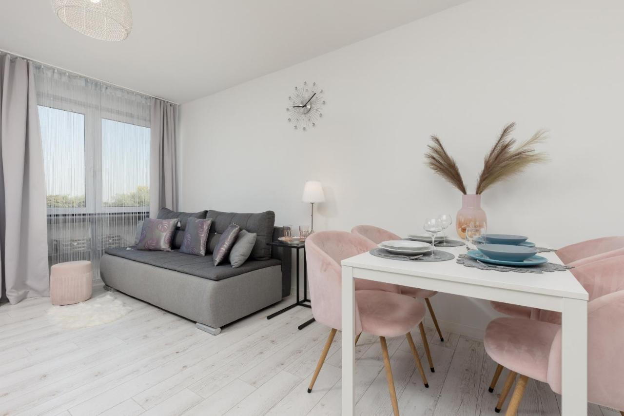 Bright & Cozy Near Metro Marymont By Renters Apartment *