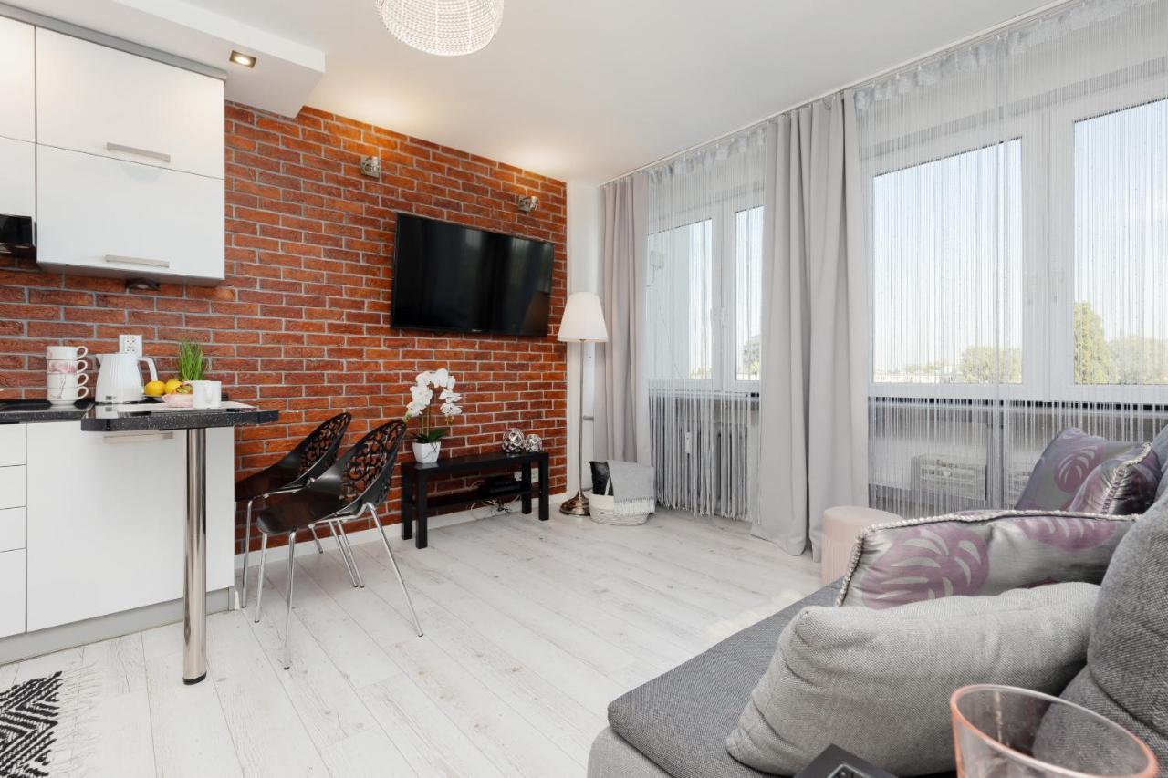 Apartment Bright & Cozy Near Metro Marymont By Renters *