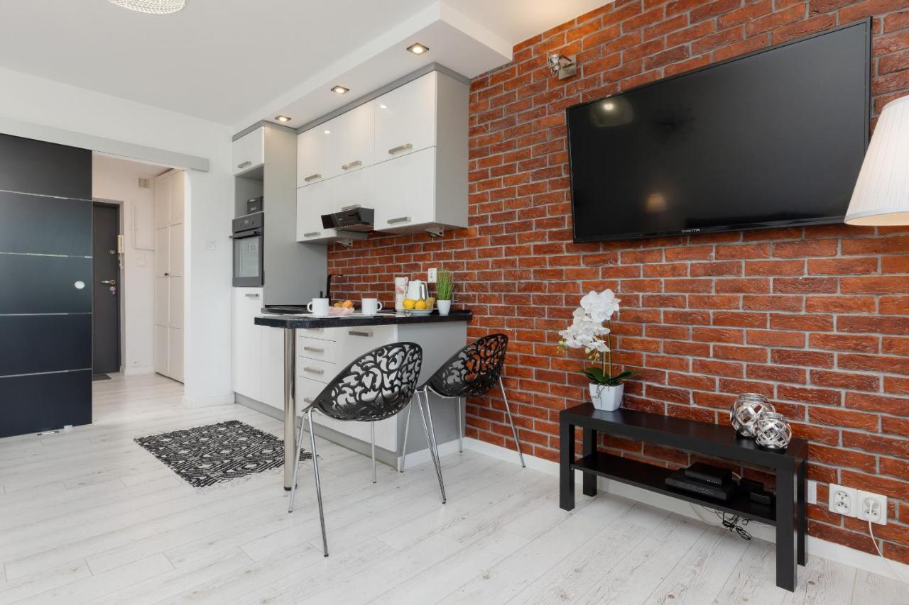 Apartment Bright & Cozy Near Metro Marymont By Renters *