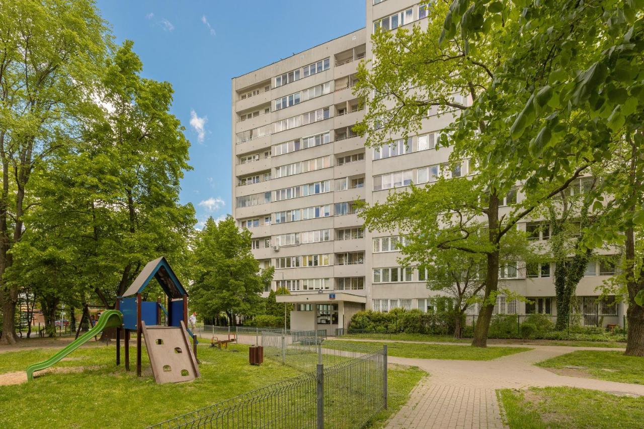 Bright & Cozy Near Metro Marymont By Renters *
